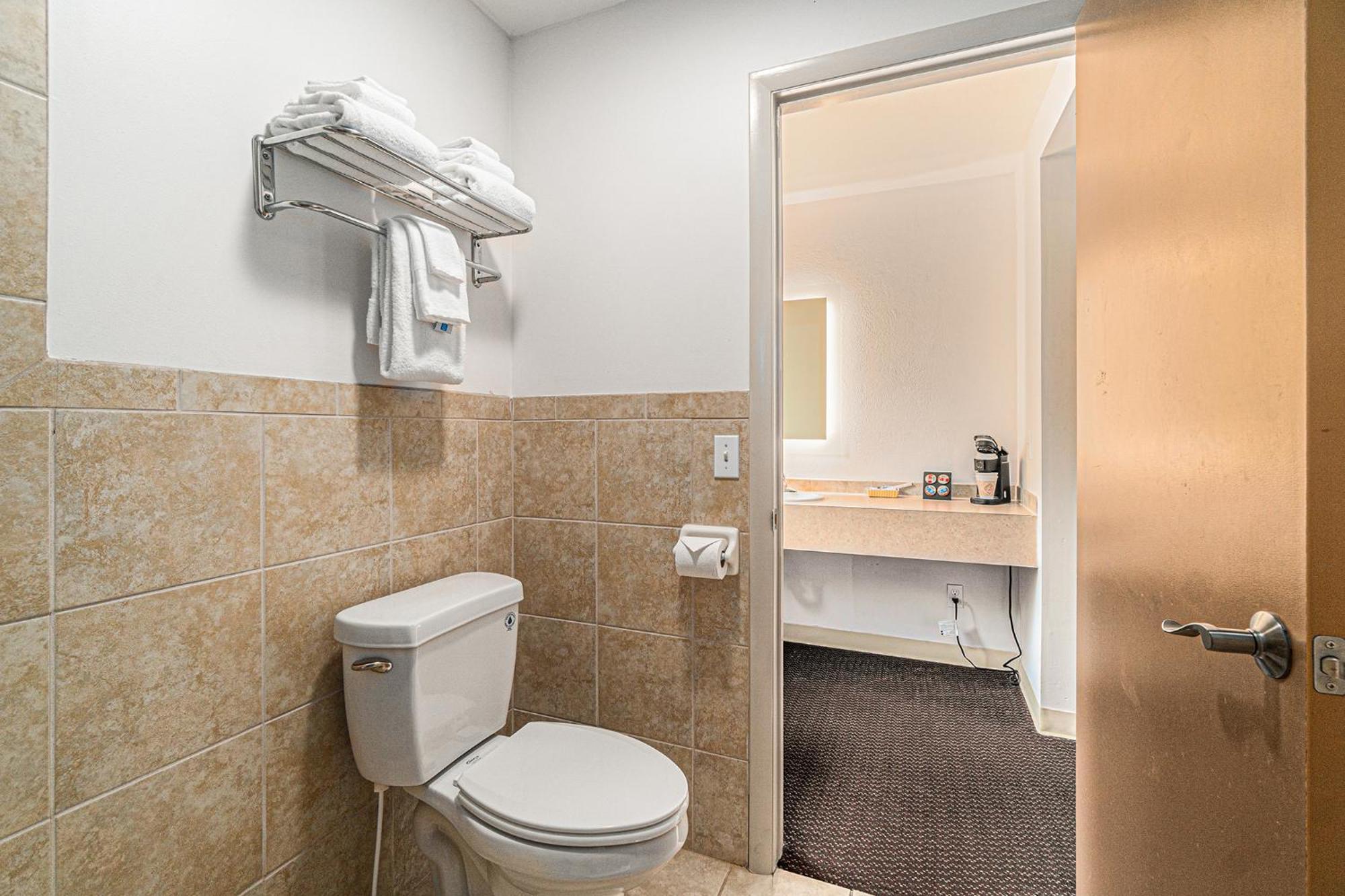 Howard Johnson By Wyndham Traverse City Exterior foto